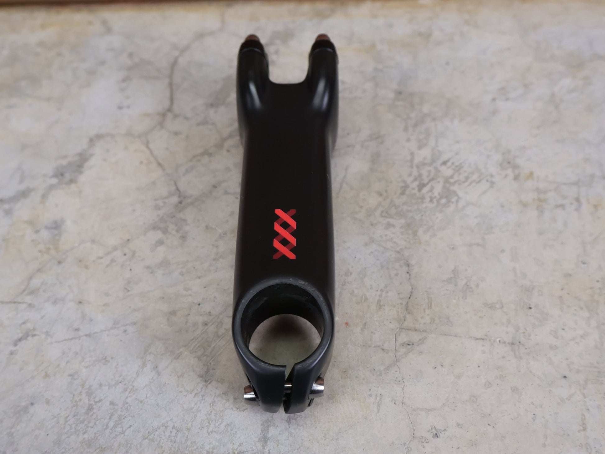 Vorbau von Bontrager, BONTRAGER XXX BLENDR VORBAU OCLV CARBON - 17° – 31,8 MM / 1 - 1/8" – 130MM vor USEDBIKES - OB.DE Hintergrund