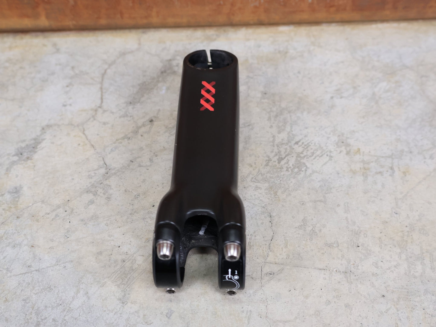 Vorbau von Bontrager, BONTRAGER XXX BLENDR VORBAU OCLV CARBON - 17° – 31,8 MM / 1 - 1/8" – 130MM vor USEDBIKES - OB.DE Hintergrund