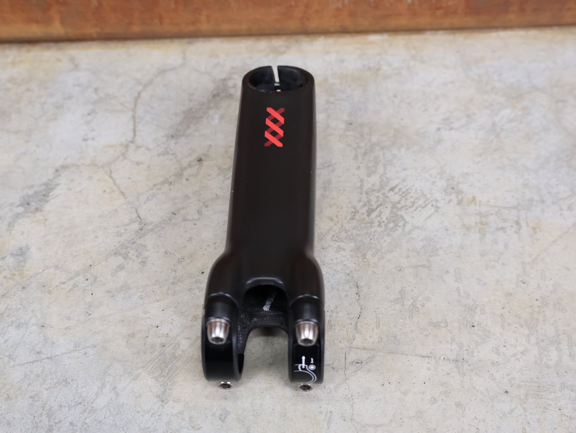 Vorbau von Bontrager, BONTRAGER XXX BLENDR VORBAU OCLV CARBON - 17° – 31,8 MM / 1 - 1/8" – 130MM vor USEDBIKES - OB.DE Hintergrund