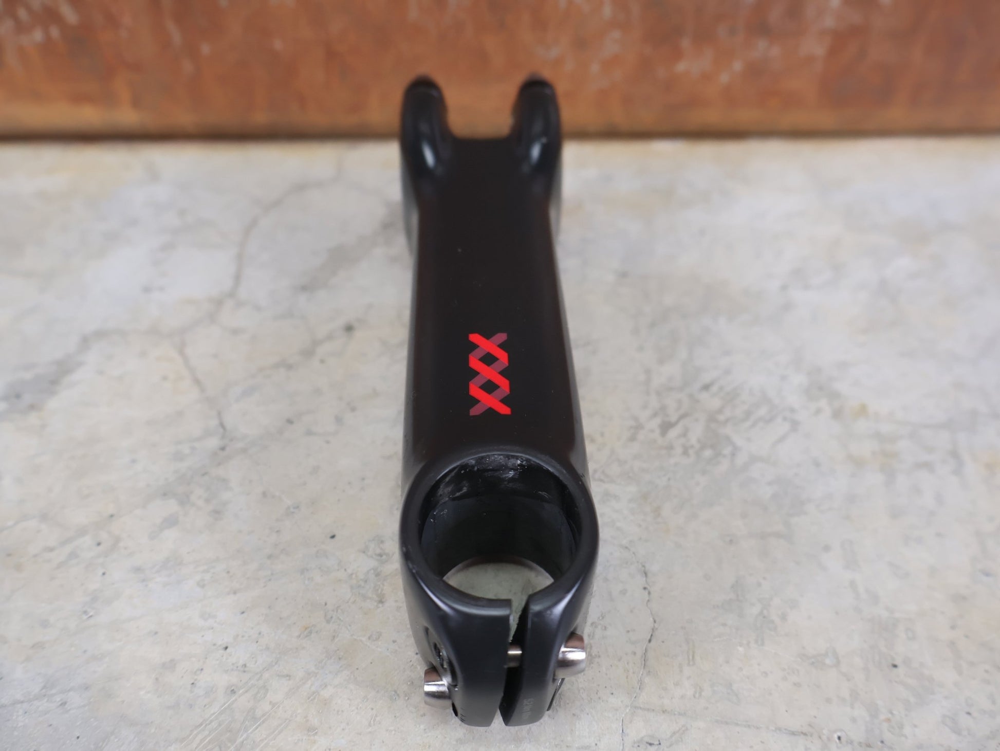 Vorbau von Bontrager, BONTRAGER XXX BLENDR VORBAU OCLV CARBON +/ - 7° – 31,8 MM / 1 - 1/8" – 140MM vor USEDBIKES - OB.DE Hintergrund