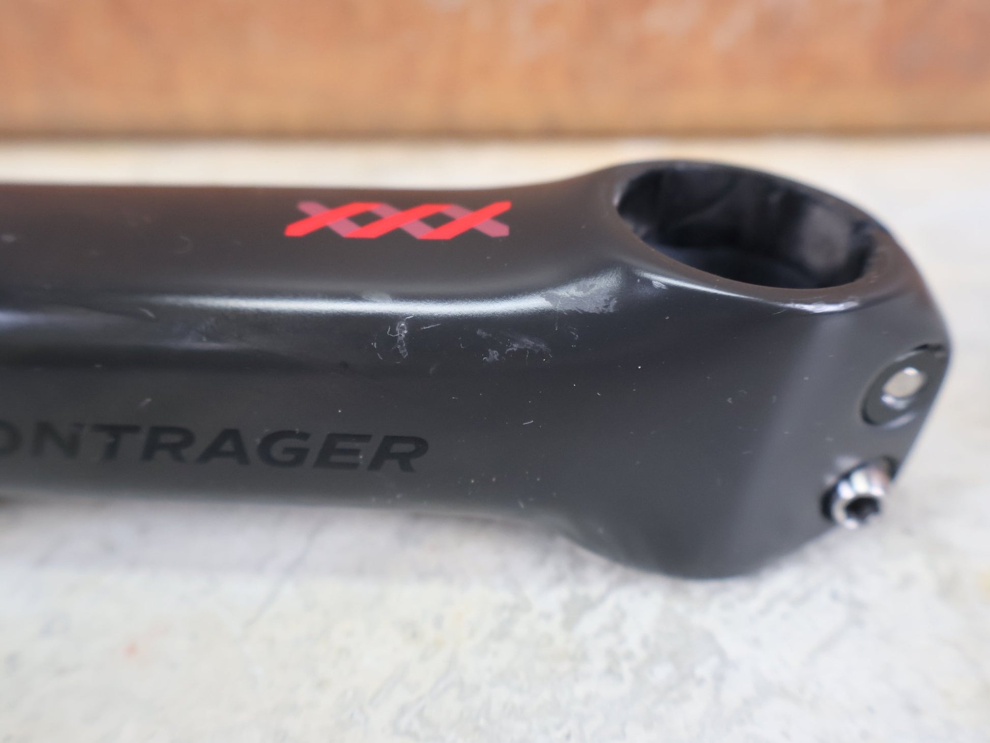 Vorbau von Bontrager, BONTRAGER XXX BLENDR VORBAU OCLV CARBON +/ - 7° – 31,8 MM / 1 - 1/8" – 140MM vor USEDBIKES - OB.DE Hintergrund