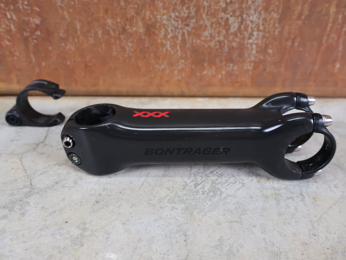 Vorbau von Bontrager, BONTRAGER XXX BLENDR VORBAU OCLV CARBON +/ - 7° – 31,8 MM / 1 - 1/8" – 140MM vor USEDBIKES - OB.DE Hintergrund