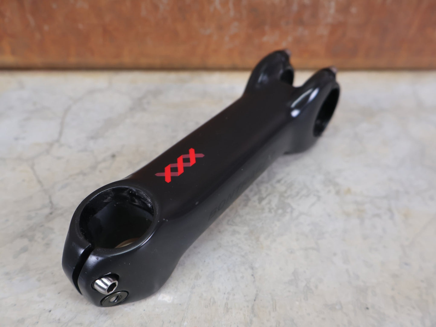 Vorbau von Bontrager, BONTRAGER XXX BLENDR VORBAU OCLV CARBON +/ - 7° – 31,8 MM / 1 - 1/8" – 140MM vor USEDBIKES - OB.DE Hintergrund