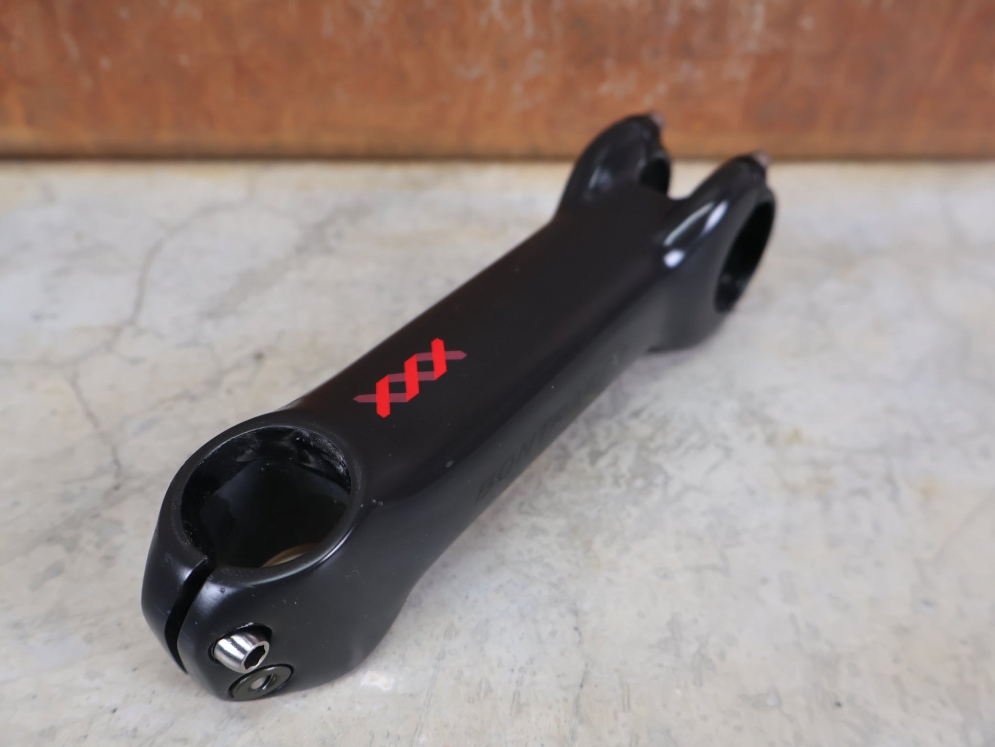 Vorbau von Bontrager, BONTRAGER XXX BLENDR VORBAU OCLV CARBON +/ - 7° – 31,8 MM / 1 - 1/8" – 140MM vor USEDBIKES - OB.DE Hintergrund