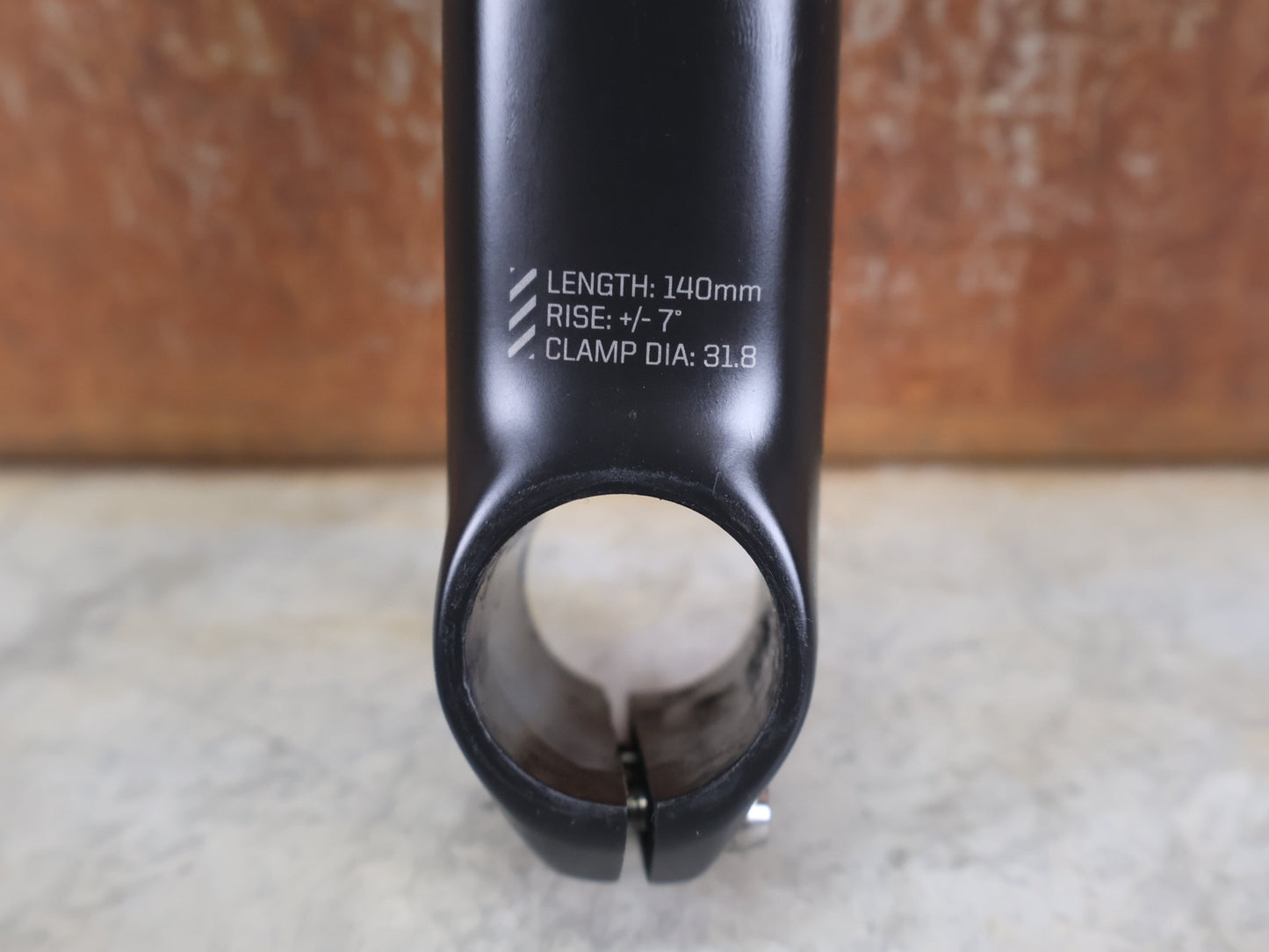 Vorbau von Bontrager, BONTRAGER XXX BLENDR VORBAU OCLV CARBON +/ - 7° – 31,8 MM / 1 - 1/8" – 140MM vor USEDBIKES - OB.DE Hintergrund