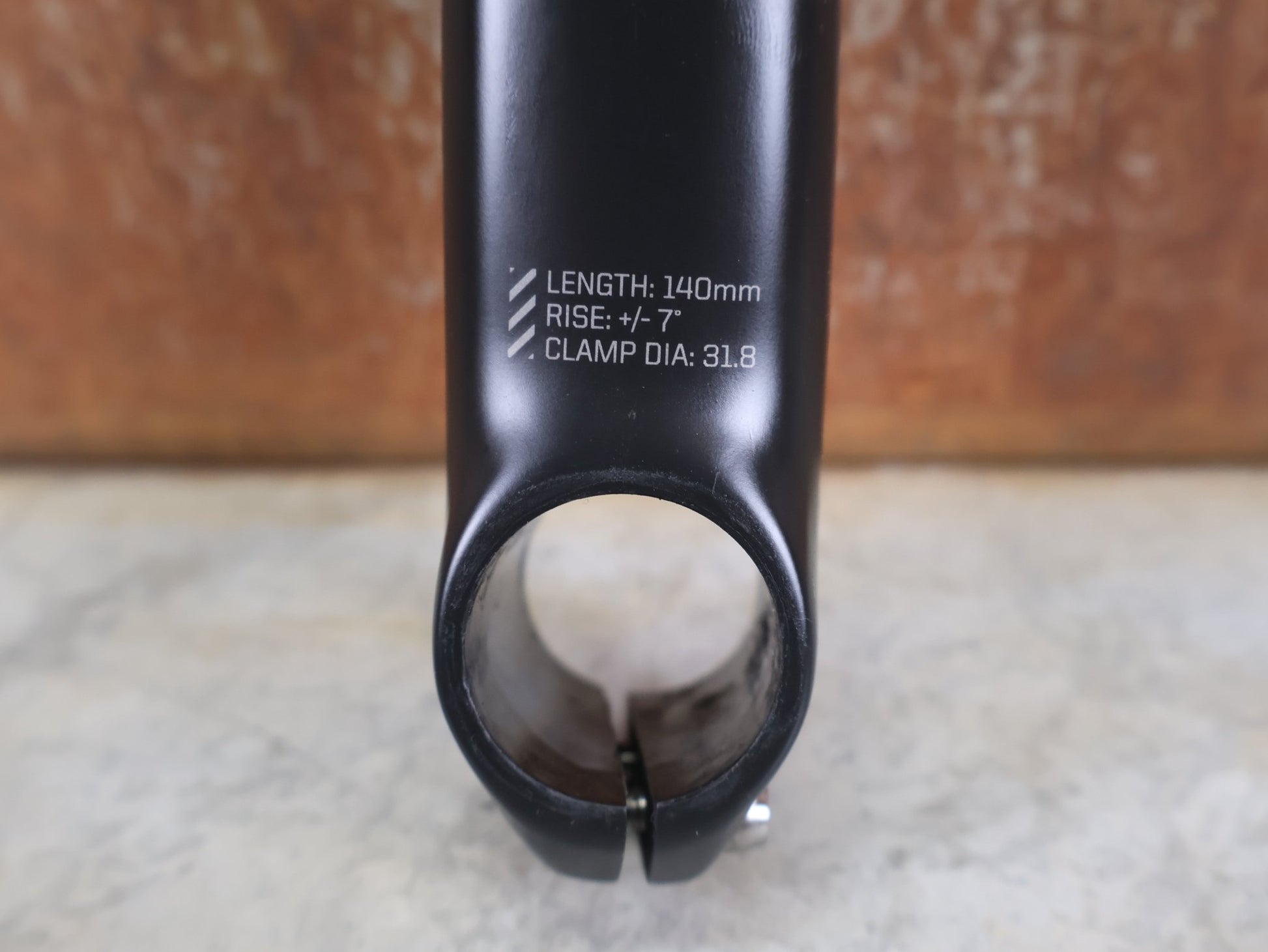 Vorbau von Bontrager, BONTRAGER XXX BLENDR VORBAU OCLV CARBON +/ - 7° – 31,8 MM / 1 - 1/8" – 140MM vor USEDBIKES - OB.DE Hintergrund