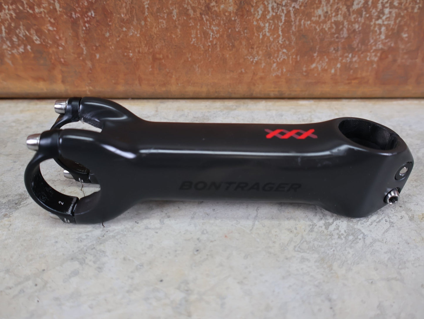 Vorbau von Bontrager, BONTRAGER XXX BLENDR VORBAU OCLV CARBON +/ - 7° – 31,8 MM / 1 - 1/8" – 140MM vor USEDBIKES - OB.DE Hintergrund