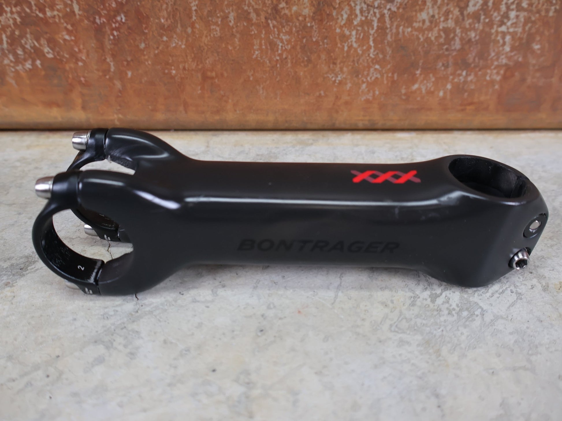 Vorbau von Bontrager, BONTRAGER XXX BLENDR VORBAU OCLV CARBON +/ - 7° – 31,8 MM / 1 - 1/8" – 140MM vor USEDBIKES - OB.DE Hintergrund