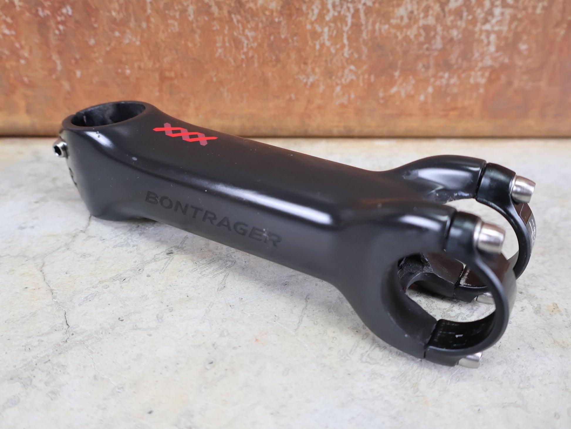 Vorbau von Bontrager, BONTRAGER XXX BLENDR VORBAU OCLV CARBON +/ - 7° – 31,8 MM / 1 - 1/8" – 140MM vor USEDBIKES - OB.DE Hintergrund