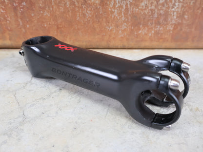 Vorbau von Bontrager, BONTRAGER XXX BLENDR VORBAU OCLV CARBON +/ - 7° – 31,8 MM / 1 - 1/8" – 140MM vor USEDBIKES - OB.DE Hintergrund