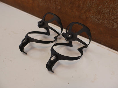 Trinkflaschen und Halter von Bontrager, BONTRAGER XXX CARBON FLASCHENHALTER SET 2 STÜCK LEICHT 19G vor USEDBIKES-OB.DE Hintergrund