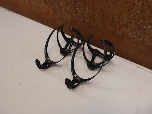 Trinkflaschen und Halter von Bontrager, BONTRAGER XXX CARBON FLASCHENHALTER SET 2 STÜCK LEICHT 19G vor USEDBIKES-OB.DE Hintergrund