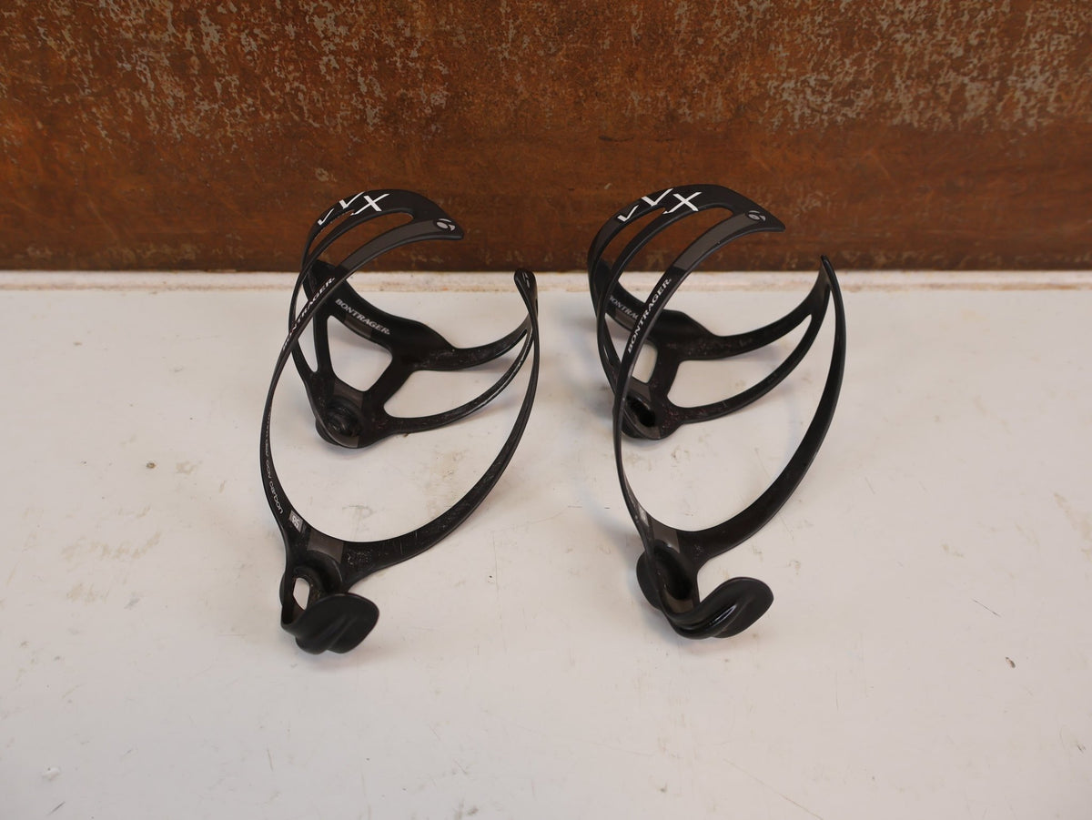 Trinkflaschen und Halter von Bontrager, BONTRAGER XXX CARBON FLASCHENHALTER SET 2 STÜCK LEICHT 19G vor USEDBIKES-OB.DE Hintergrund