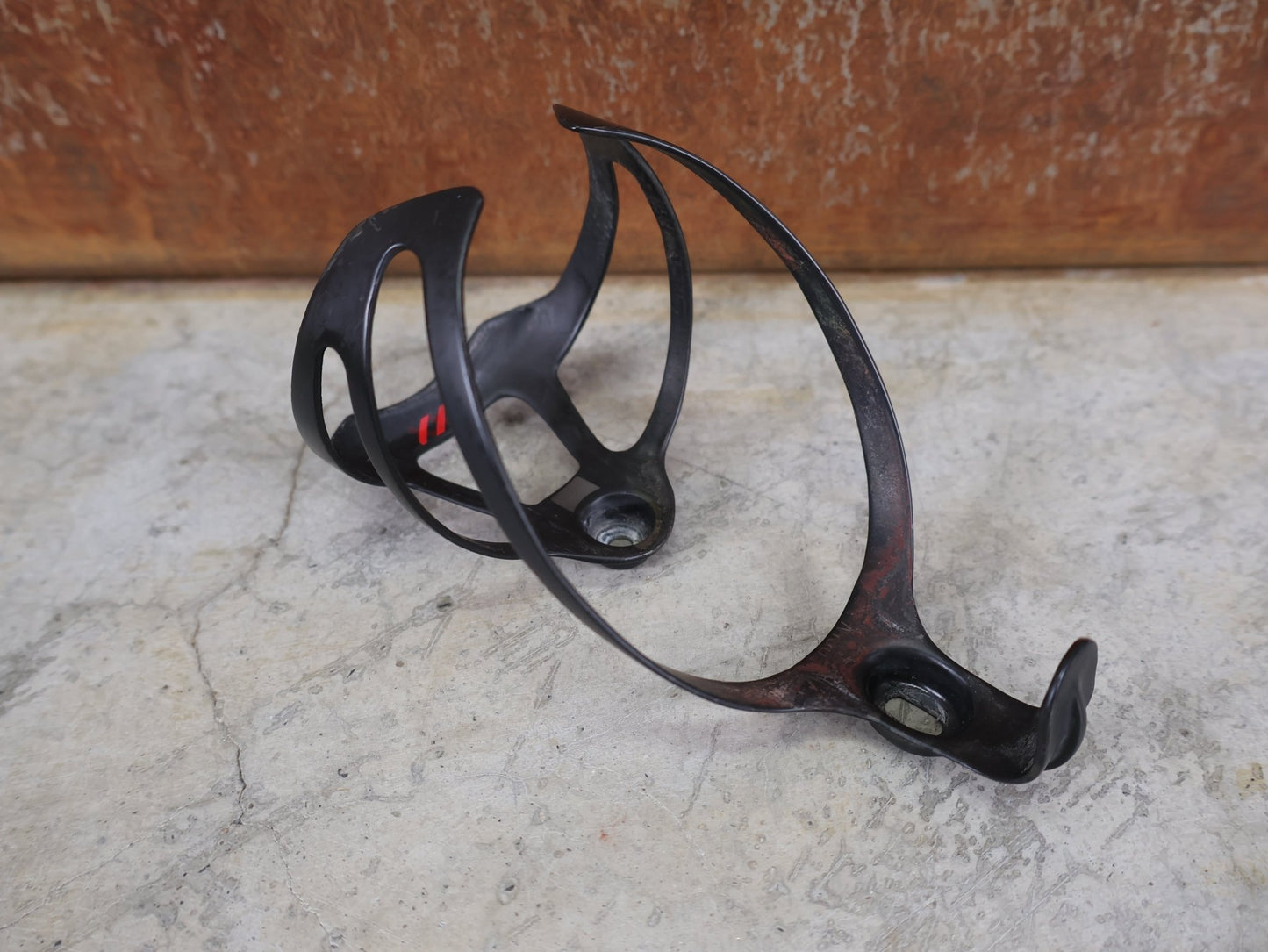 Trinkflaschen und Halter von Bontrager, BONTRAGER XXX FLASCHENHALTER / OCLV CARBON / SCHWARZ MATT – 20 G vor USEDBIKES - OB.DE Hintergrund