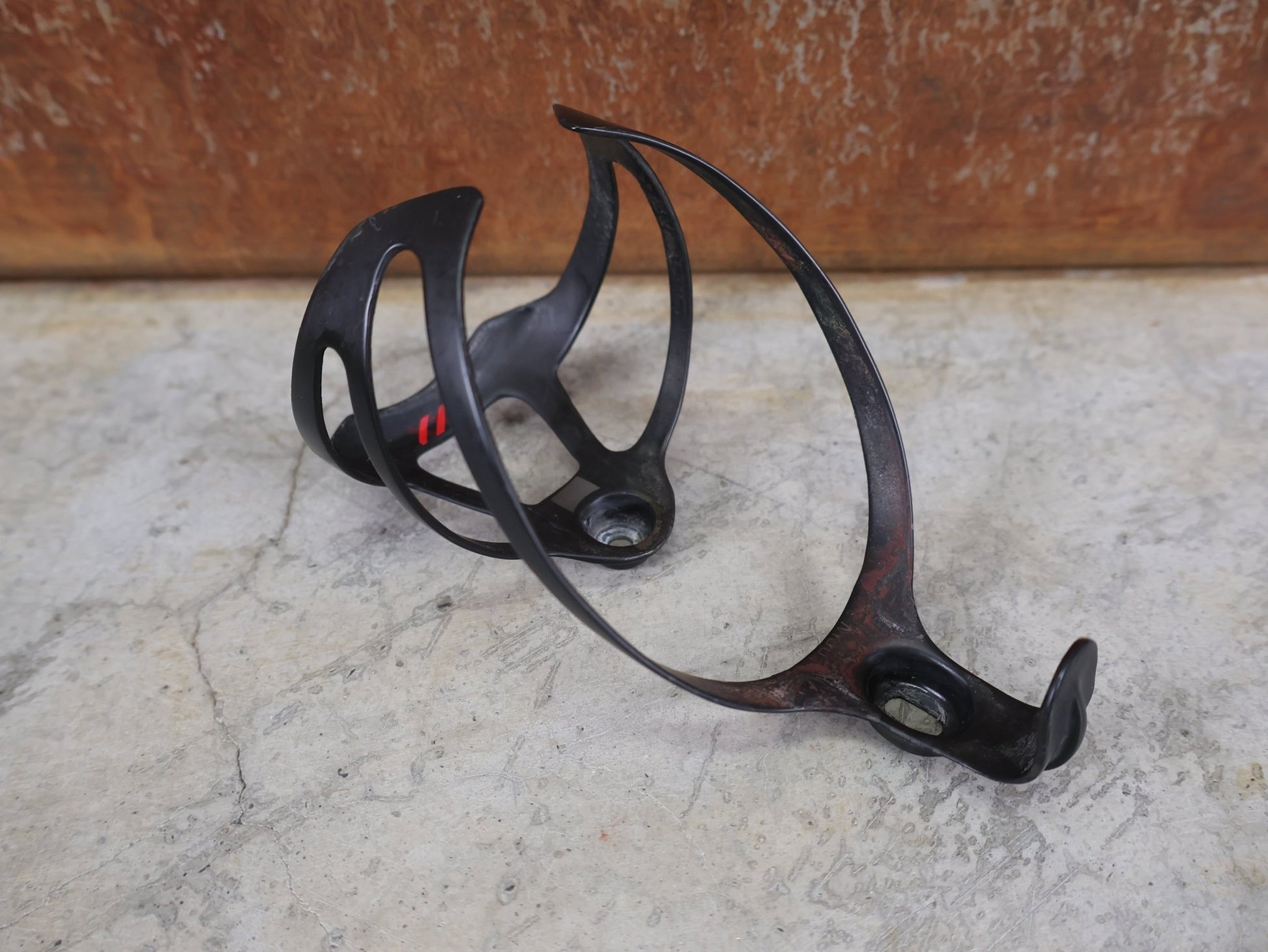 Trinkflaschen und Halter von Bontrager, BONTRAGER XXX FLASCHENHALTER / OCLV CARBON / SCHWARZ MATT – 20 G vor USEDBIKES - OB.DE Hintergrund