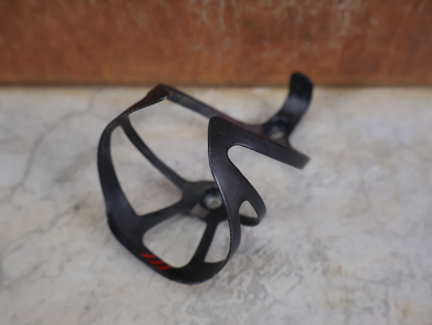 Trinkflaschen und Halter von Bontrager, BONTRAGER XXX FLASCHENHALTER / OCLV CARBON / SCHWARZ MATT – 20 G vor USEDBIKES - OB.DE Hintergrund