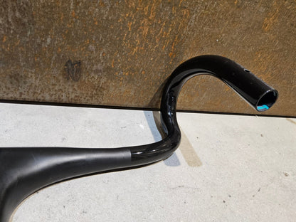 Lenker von Bontrager, BONTRAGER XXX LENKER - / VORBAUEINHEIT RENNRAD LENKER 420 / 120MM vor USEDBIKES - OB.DE Hintergrund