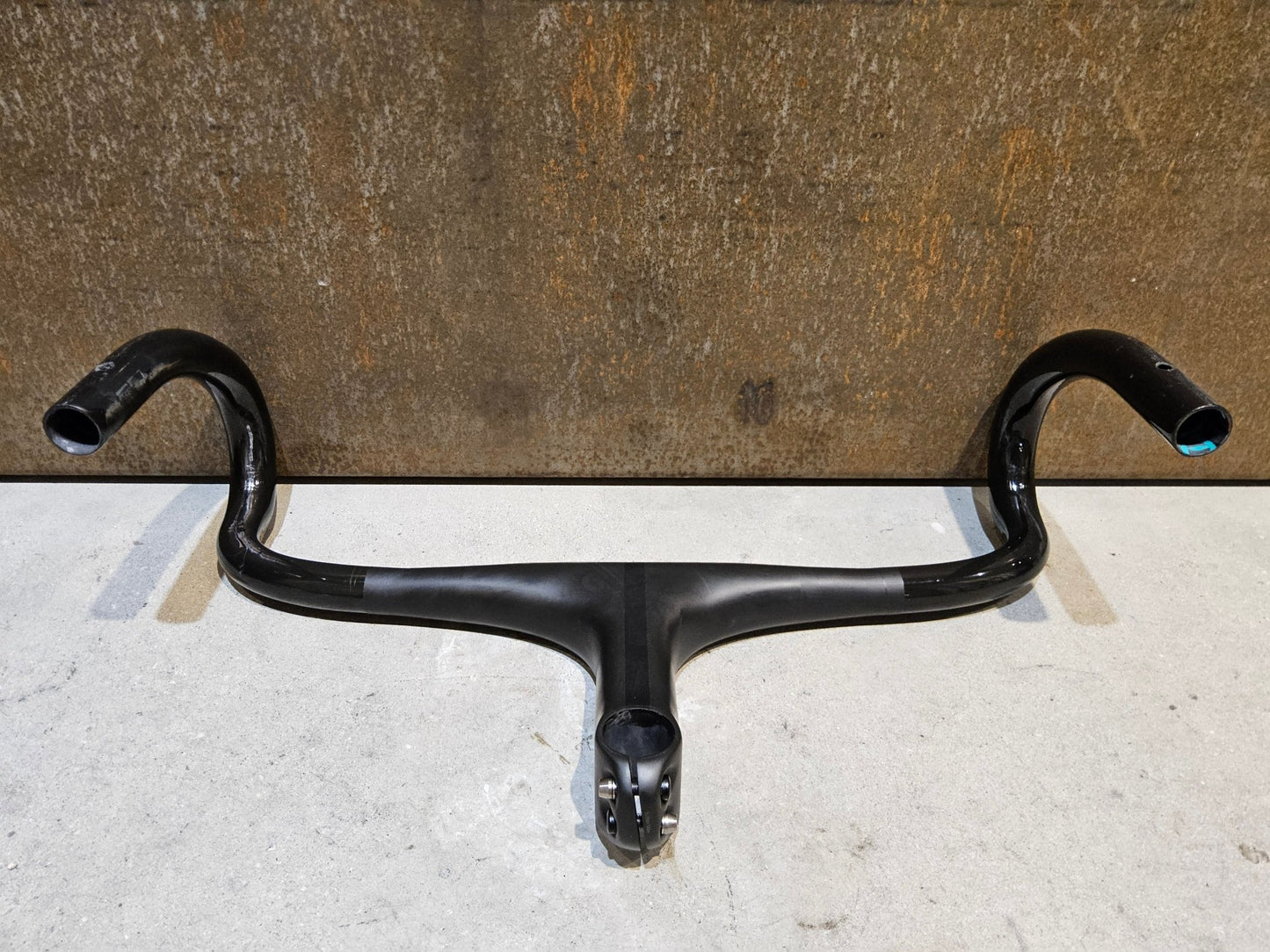 Lenker von Bontrager, BONTRAGER XXX LENKER - / VORBAUEINHEIT RENNRAD LENKER 420 / 120MM vor USEDBIKES - OB.DE Hintergrund