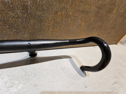 Lenker von Bontrager, BONTRAGER XXX LENKER - / VORBAUEINHEIT RENNRAD LENKER 420 / 120MM vor USEDBIKES - OB.DE Hintergrund