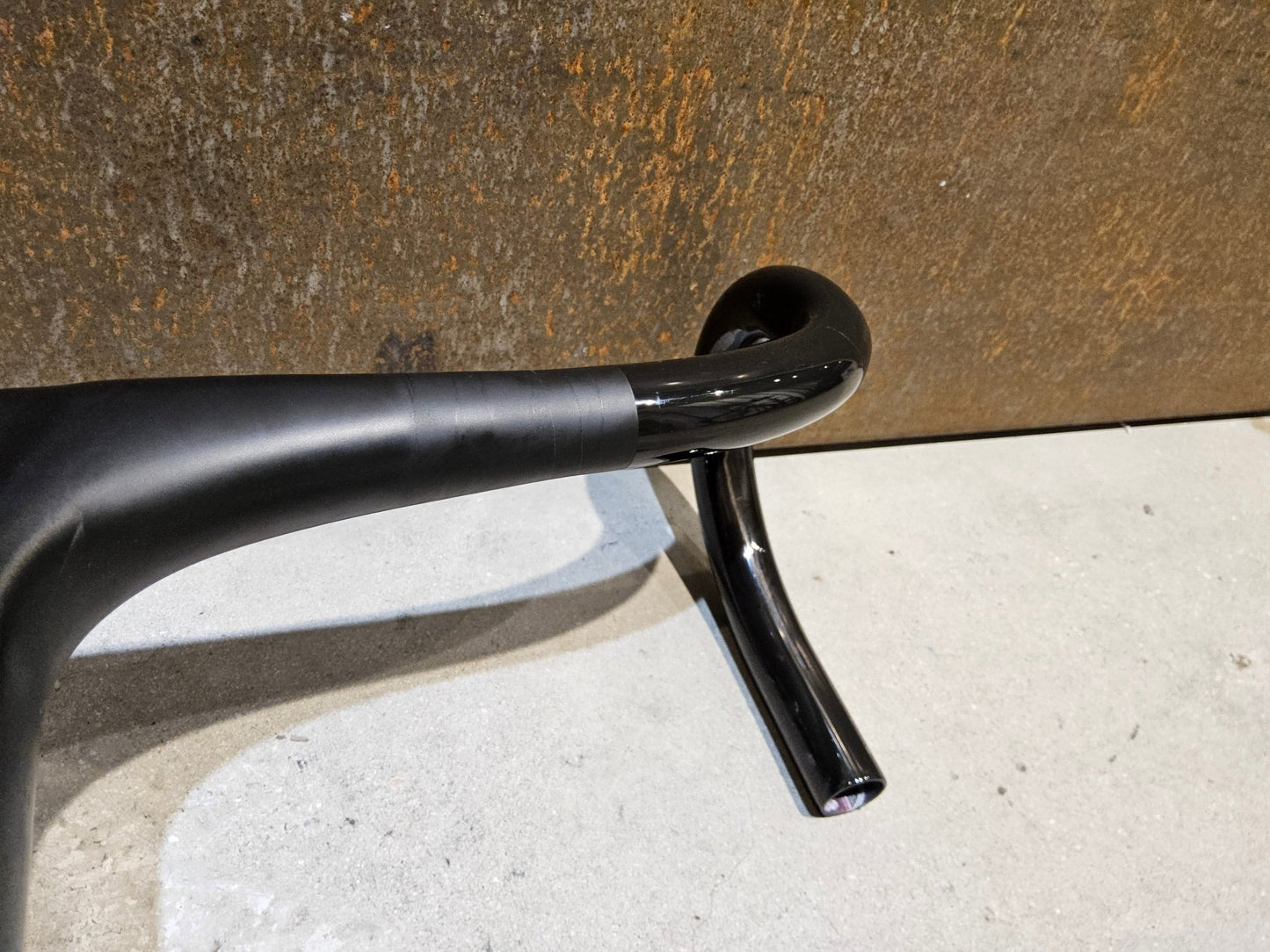 Lenker von Bontrager, BONTRAGER XXX LENKER - / VORBAUEINHEIT RENNRAD LENKER 420 / 120MM vor USEDBIKES - OB.DE Hintergrund