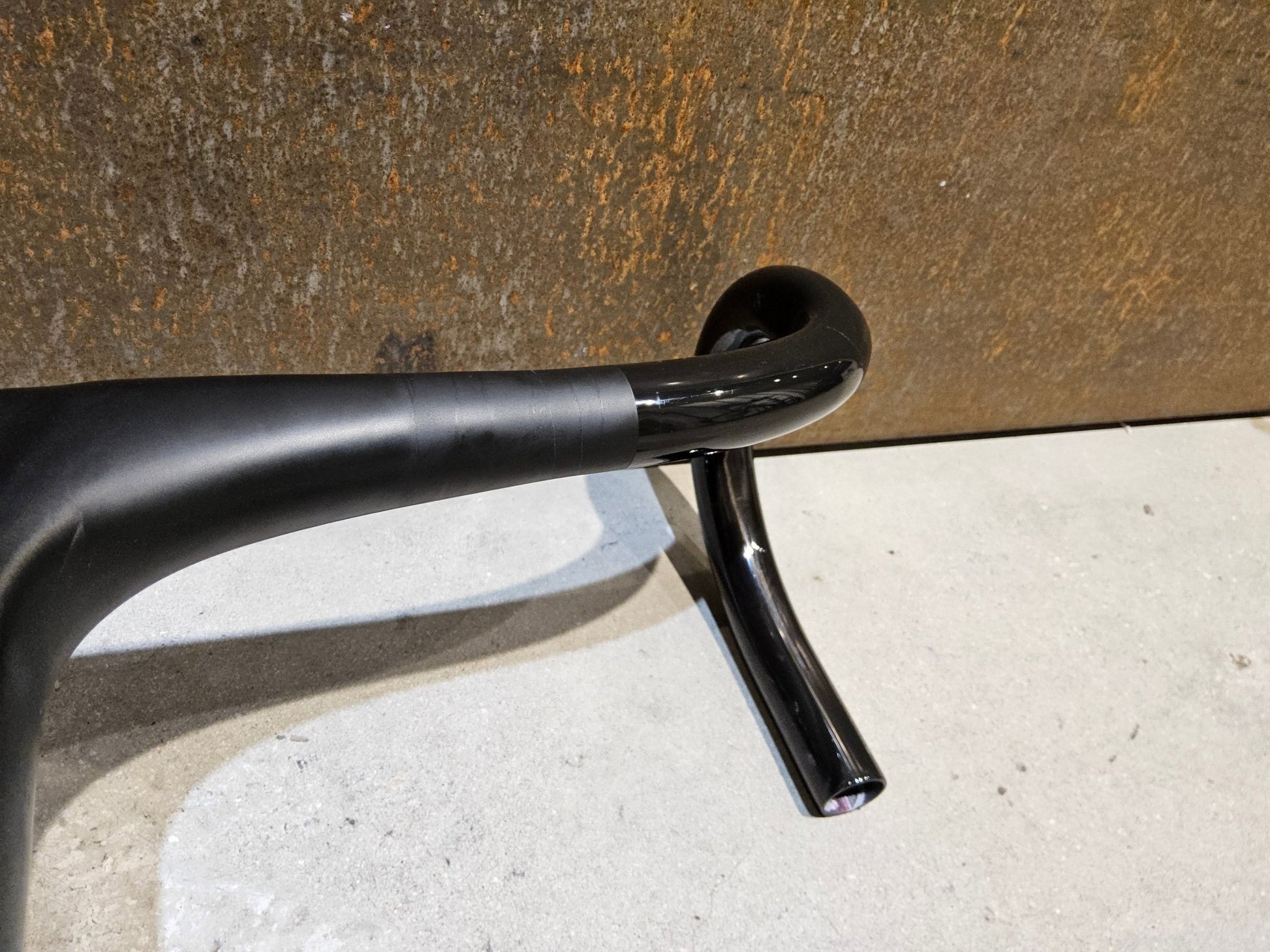 Lenker von Bontrager, BONTRAGER XXX LENKER - / VORBAUEINHEIT RENNRAD LENKER 420 / 120MM vor USEDBIKES - OB.DE Hintergrund