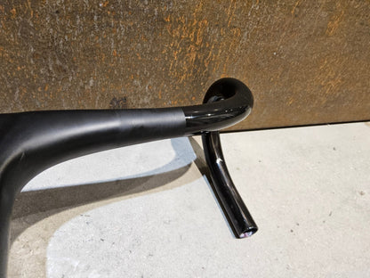 Lenker von Bontrager, BONTRAGER XXX LENKER - / VORBAUEINHEIT RENNRAD LENKER 420 / 120MM vor USEDBIKES - OB.DE Hintergrund