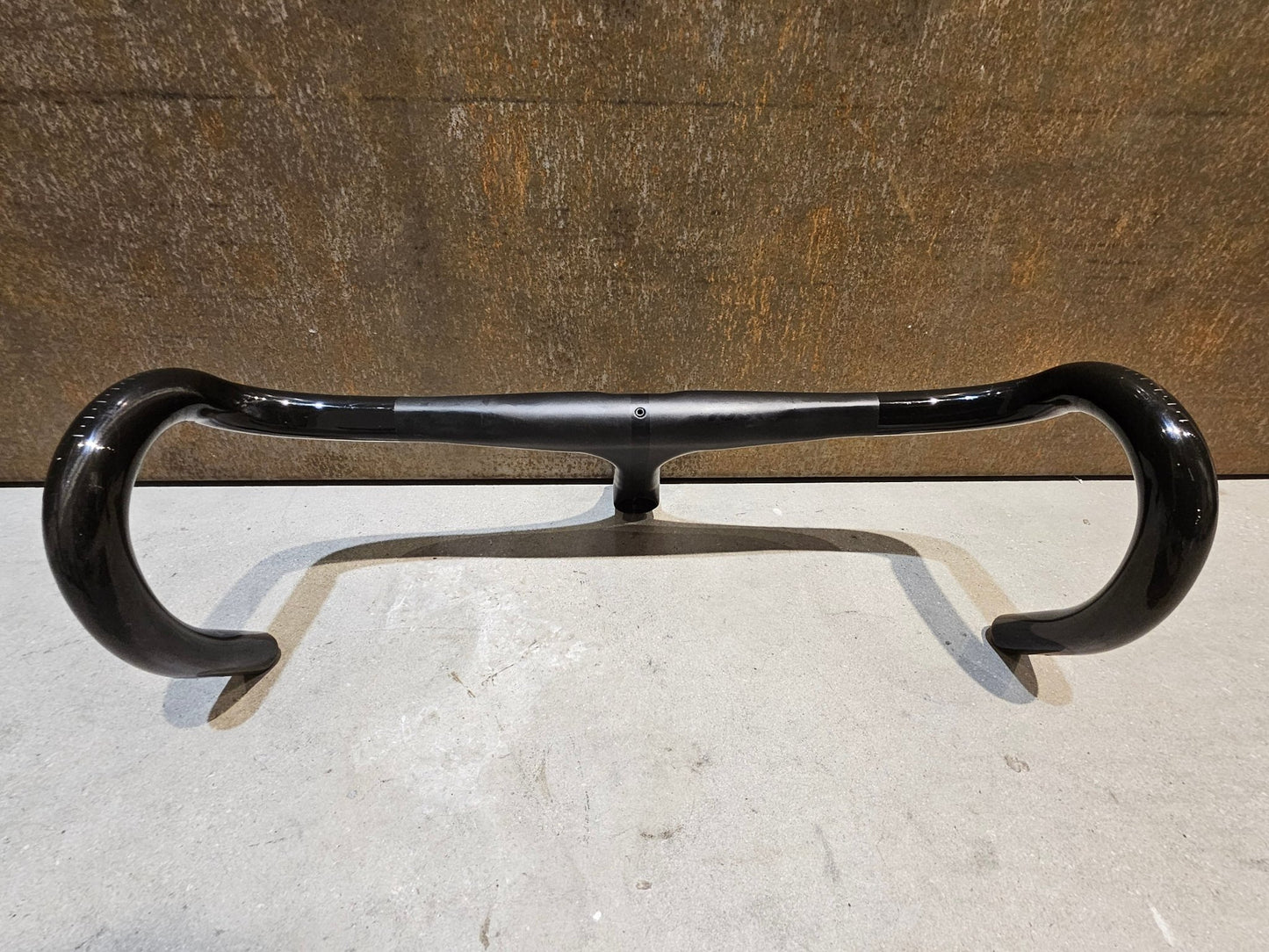 Lenker von Bontrager, BONTRAGER XXX LENKER - / VORBAUEINHEIT RENNRAD LENKER 420 / 120MM vor USEDBIKES - OB.DE Hintergrund