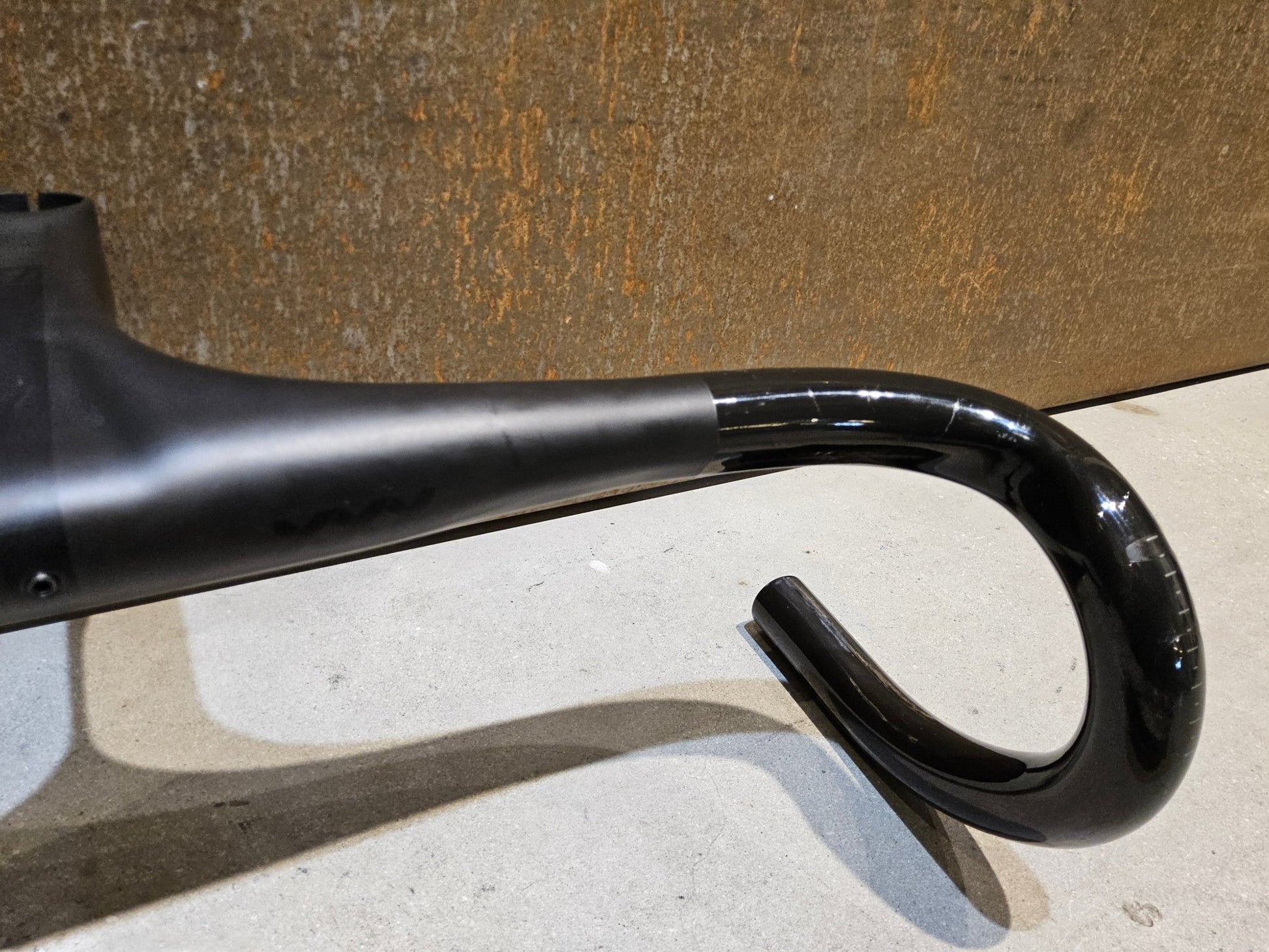 Lenker von Bontrager, BONTRAGER XXX LENKER - / VORBAUEINHEIT RENNRAD LENKER 420 / 120MM vor USEDBIKES - OB.DE Hintergrund