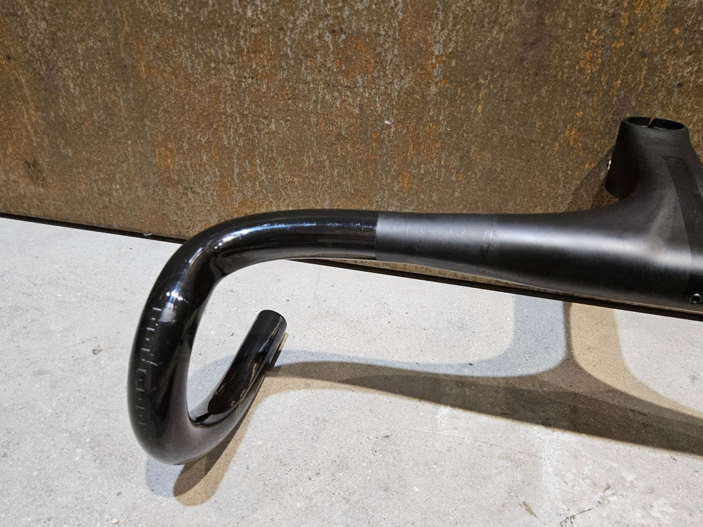 Lenker von Bontrager, BONTRAGER XXX LENKER - / VORBAUEINHEIT RENNRAD LENKER 420 / 120MM vor USEDBIKES - OB.DE Hintergrund