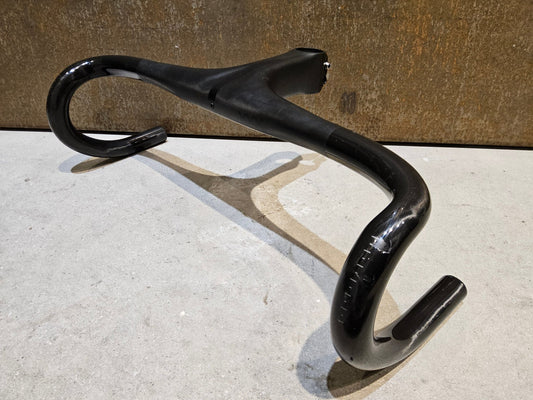 Lenker von Bontrager, BONTRAGER XXX LENKER - / VORBAUEINHEIT RENNRAD LENKER 420 / 120MM vor USEDBIKES - OB.DE Hintergrund