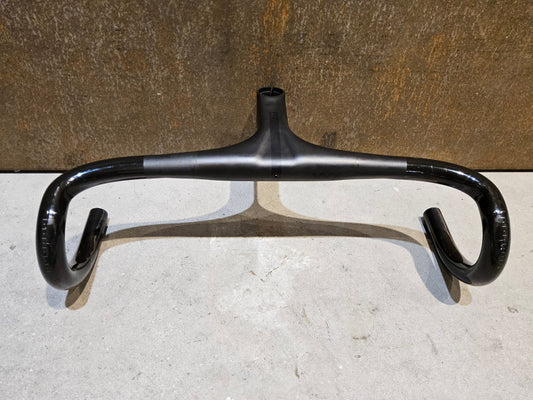 Lenker von Bontrager, BONTRAGER XXX LENKER - / VORBAUEINHEIT RENNRAD LENKER 420 / 120MM vor USEDBIKES - OB.DE Hintergrund