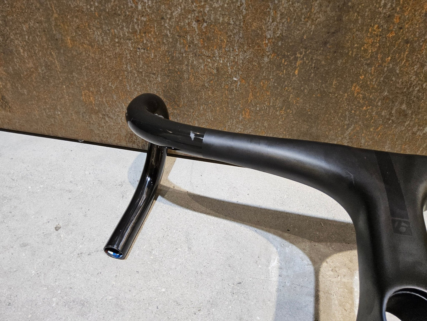 Lenker von Bontrager, BONTRAGER XXX LENKER - / VORBAUEINHEIT RENNRAD LENKER 420 / 120MM vor USEDBIKES - OB.DE Hintergrund