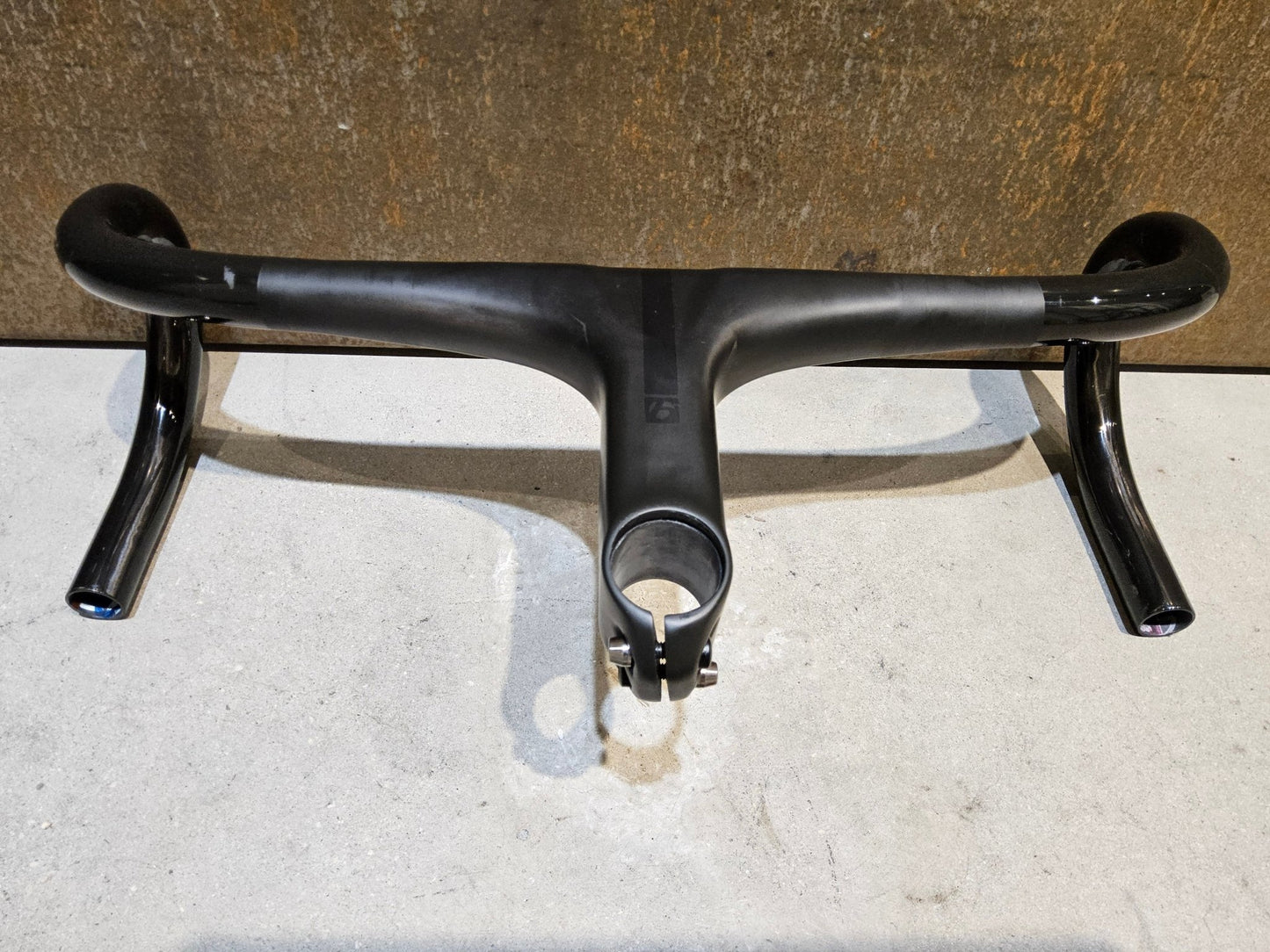 Lenker von Bontrager, BONTRAGER XXX LENKER - / VORBAUEINHEIT RENNRAD LENKER 420 / 120MM vor USEDBIKES - OB.DE Hintergrund