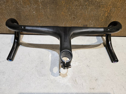 Lenker von Bontrager, BONTRAGER XXX LENKER - / VORBAUEINHEIT RENNRAD LENKER 420 / 120MM vor USEDBIKES - OB.DE Hintergrund