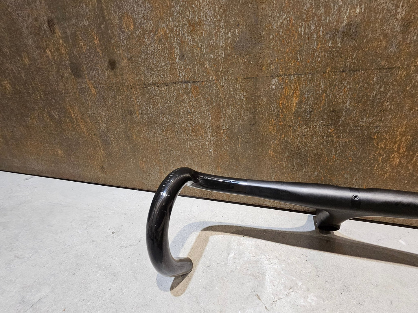 Lenker von Bontrager, BONTRAGER XXX LENKER - / VORBAUEINHEIT RENNRAD LENKER 420 / 120MM vor USEDBIKES - OB.DE Hintergrund