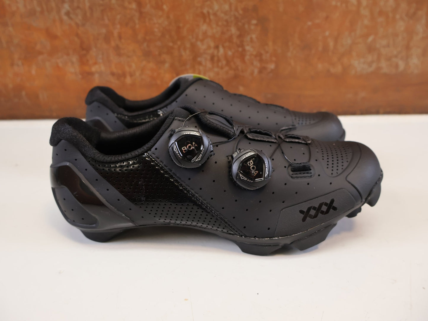 MTB-Herrenschuhe von Bontrager, BONTRAGER XXX MOUNTAINBIKE SCHUH SCHWARZ GR 38 vor USEDBIKES-OB.DE Hintergrund