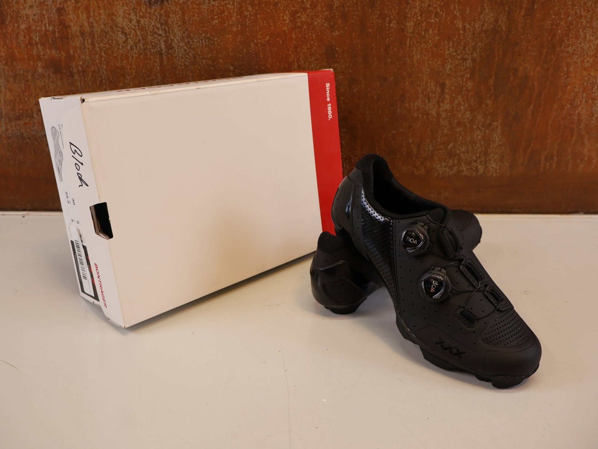 MTB-Herrenschuhe von Bontrager, BONTRAGER XXX MOUNTAINBIKE SCHUH SCHWARZ GR 38 vor USEDBIKES-OB.DE Hintergrund