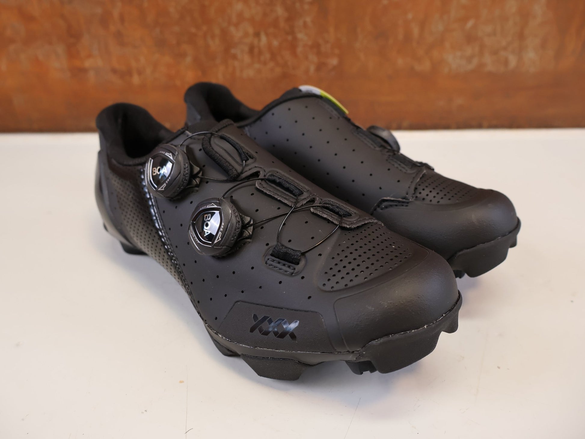 MTB-Herrenschuhe von Bontrager, BONTRAGER XXX MOUNTAINBIKE SCHUH SCHWARZ GR 38 vor USEDBIKES-OB.DE Hintergrund
