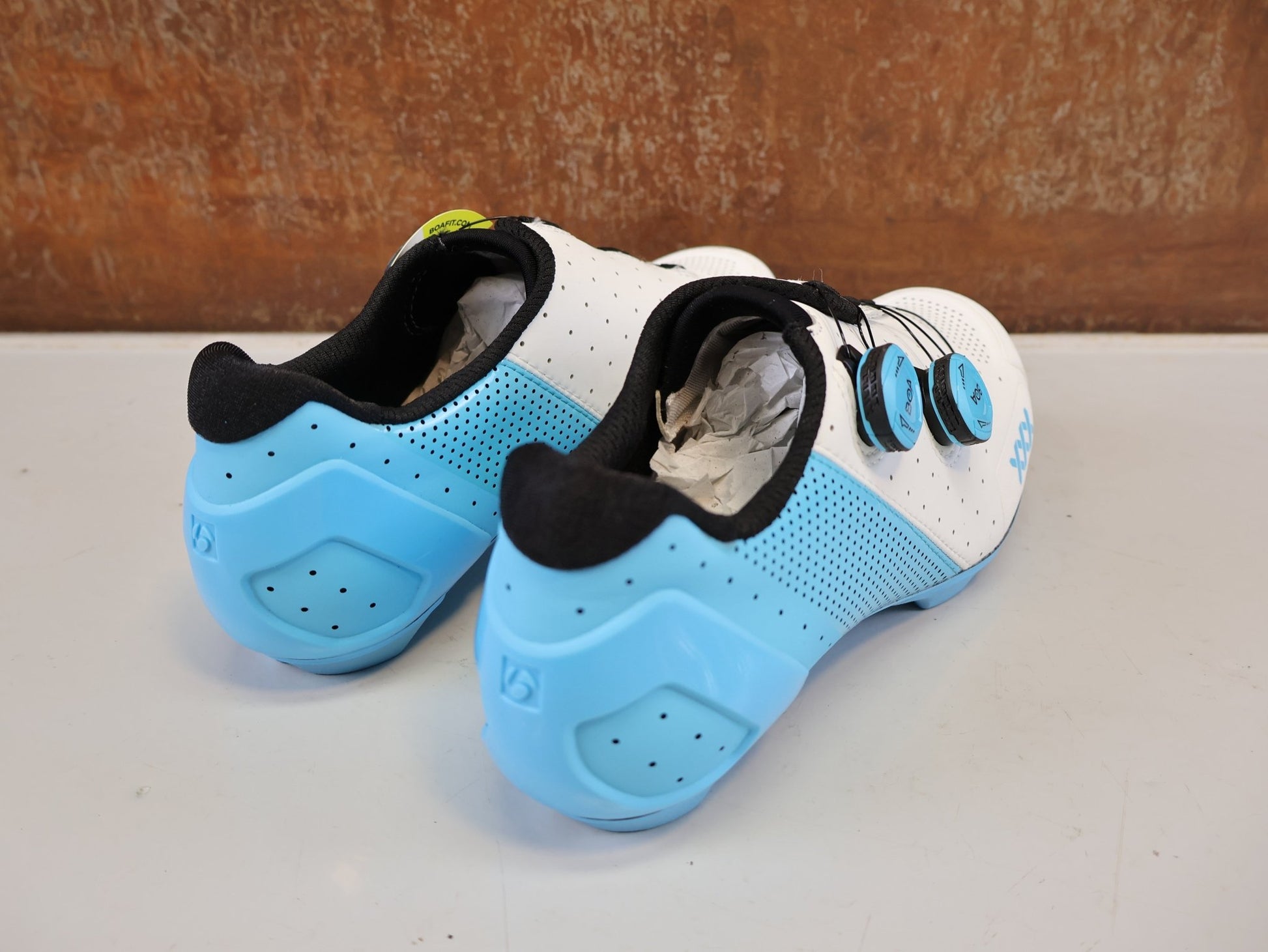 MTB-Herrenschuhe von Bontrager, BONTRAGER XXX MOUNTAINBIKE SCHUH WHITE AZURE GR 42 vor USEDBIKES-OB.DE Hintergrund