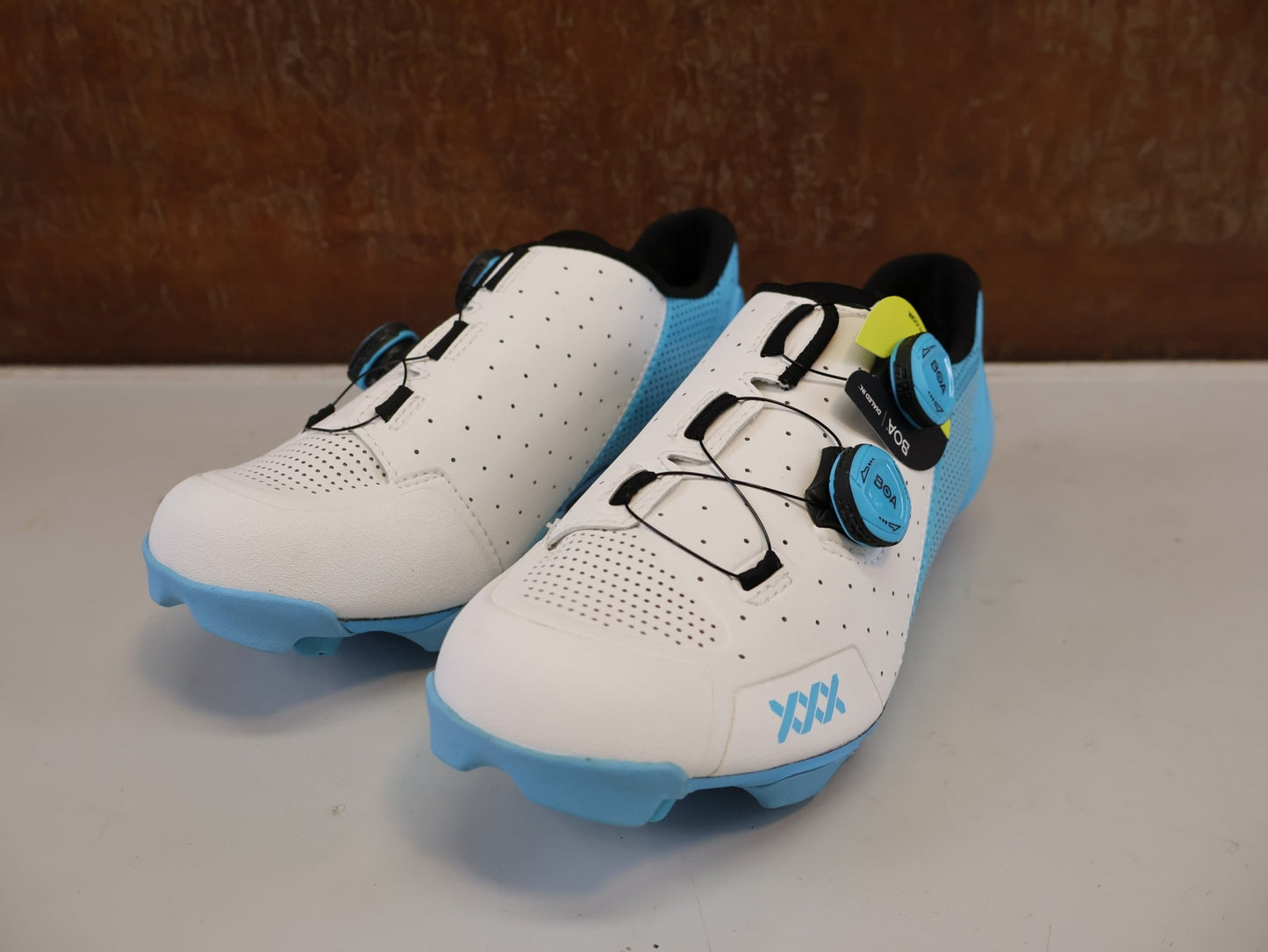 MTB-Herrenschuhe von Bontrager, BONTRAGER XXX MOUNTAINBIKE SCHUH WHITE AZURE GR 42 vor USEDBIKES-OB.DE Hintergrund