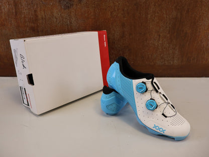 MTB-Herrenschuhe von Bontrager, BONTRAGER XXX MOUNTAINBIKE SCHUH WHITE AZURE GR 42 vor USEDBIKES-OB.DE Hintergrund