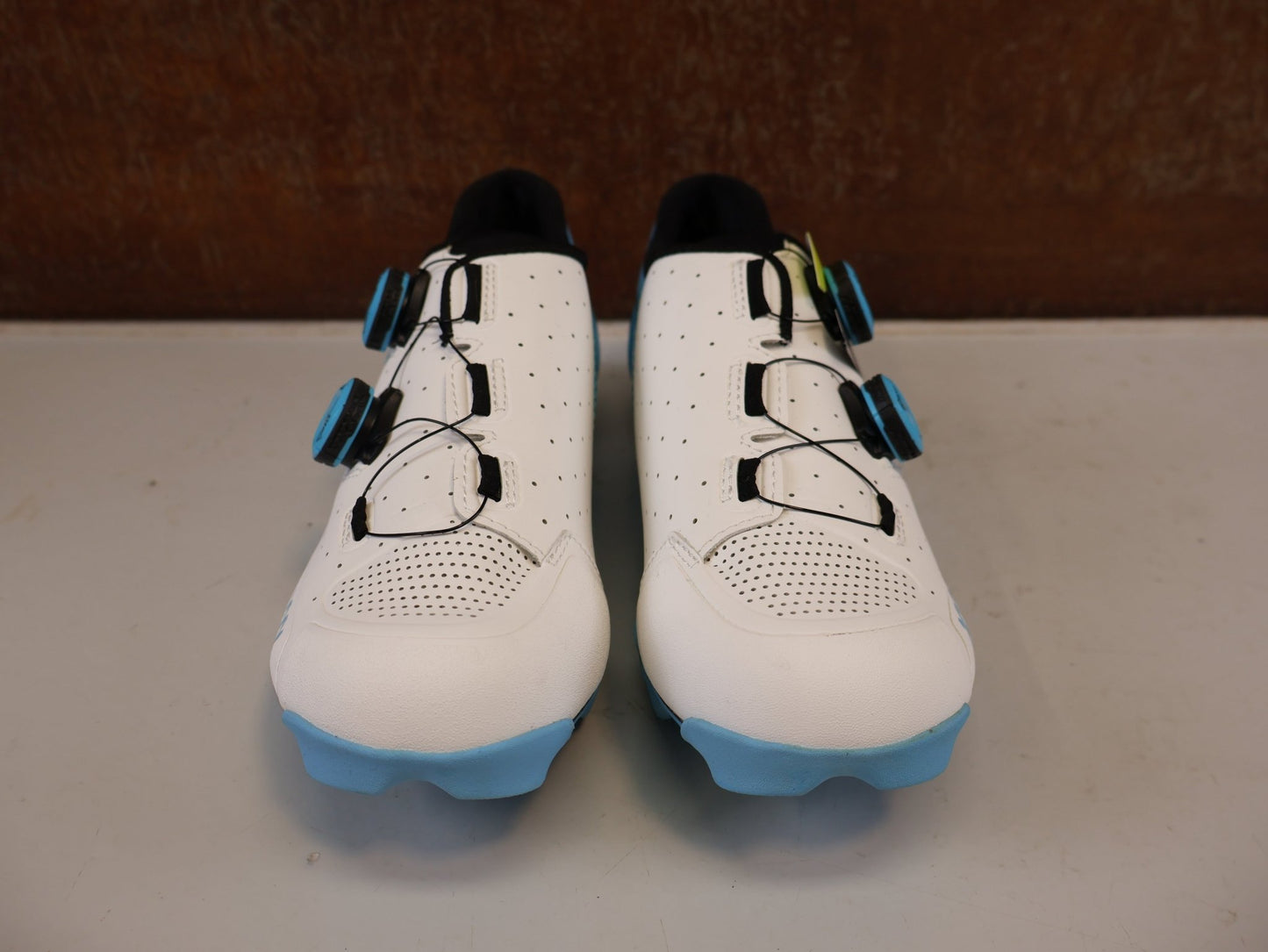 MTB-Herrenschuhe von Bontrager, BONTRAGER XXX MOUNTAINBIKE SCHUH WHITE AZURE GR 42 vor USEDBIKES-OB.DE Hintergrund