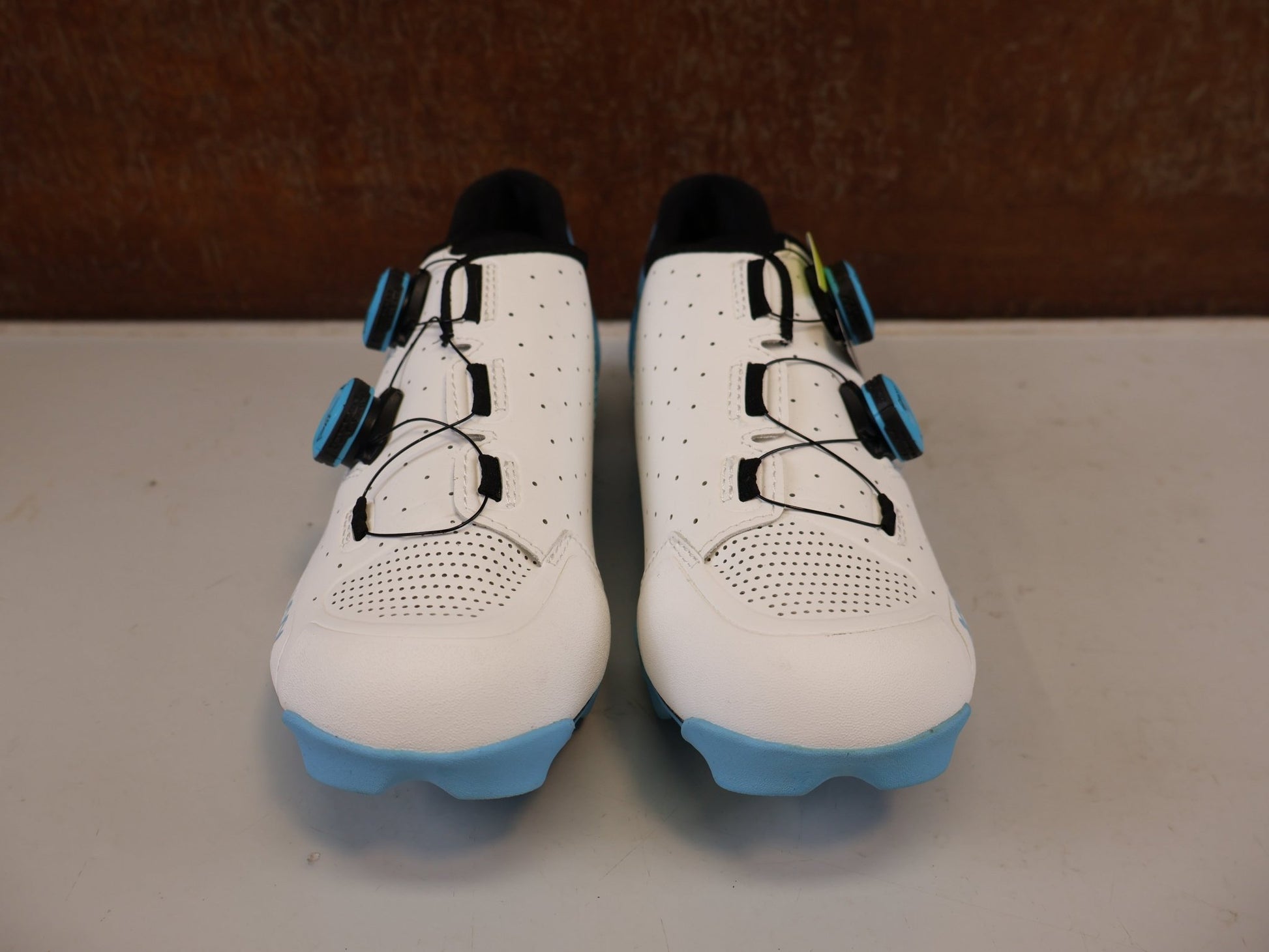 MTB-Herrenschuhe von Bontrager, BONTRAGER XXX MOUNTAINBIKE SCHUH WHITE AZURE GR 42 vor USEDBIKES-OB.DE Hintergrund