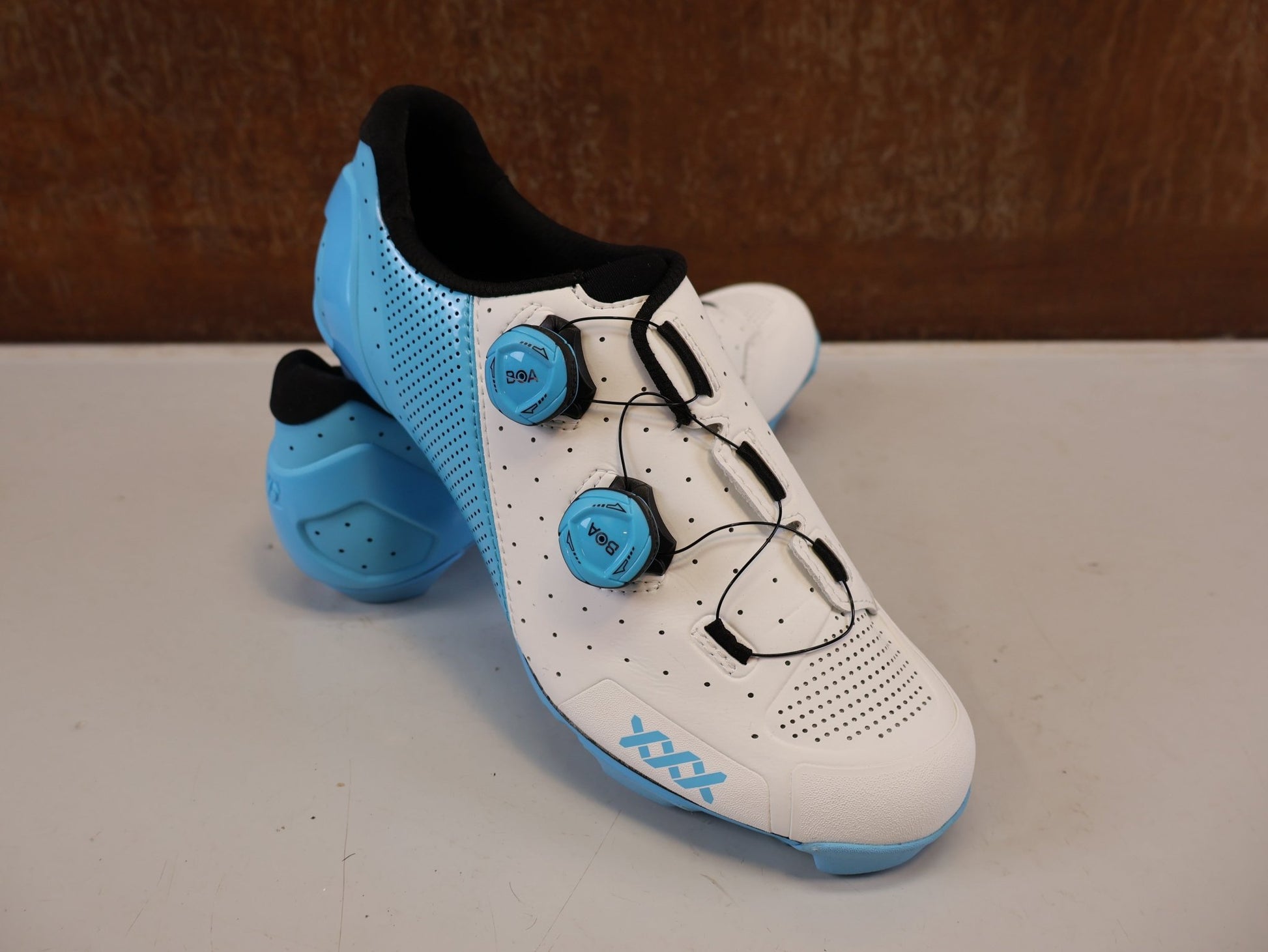 MTB-Herrenschuhe von Bontrager, BONTRAGER XXX MOUNTAINBIKE SCHUH WHITE AZURE GR 42 vor USEDBIKES-OB.DE Hintergrund