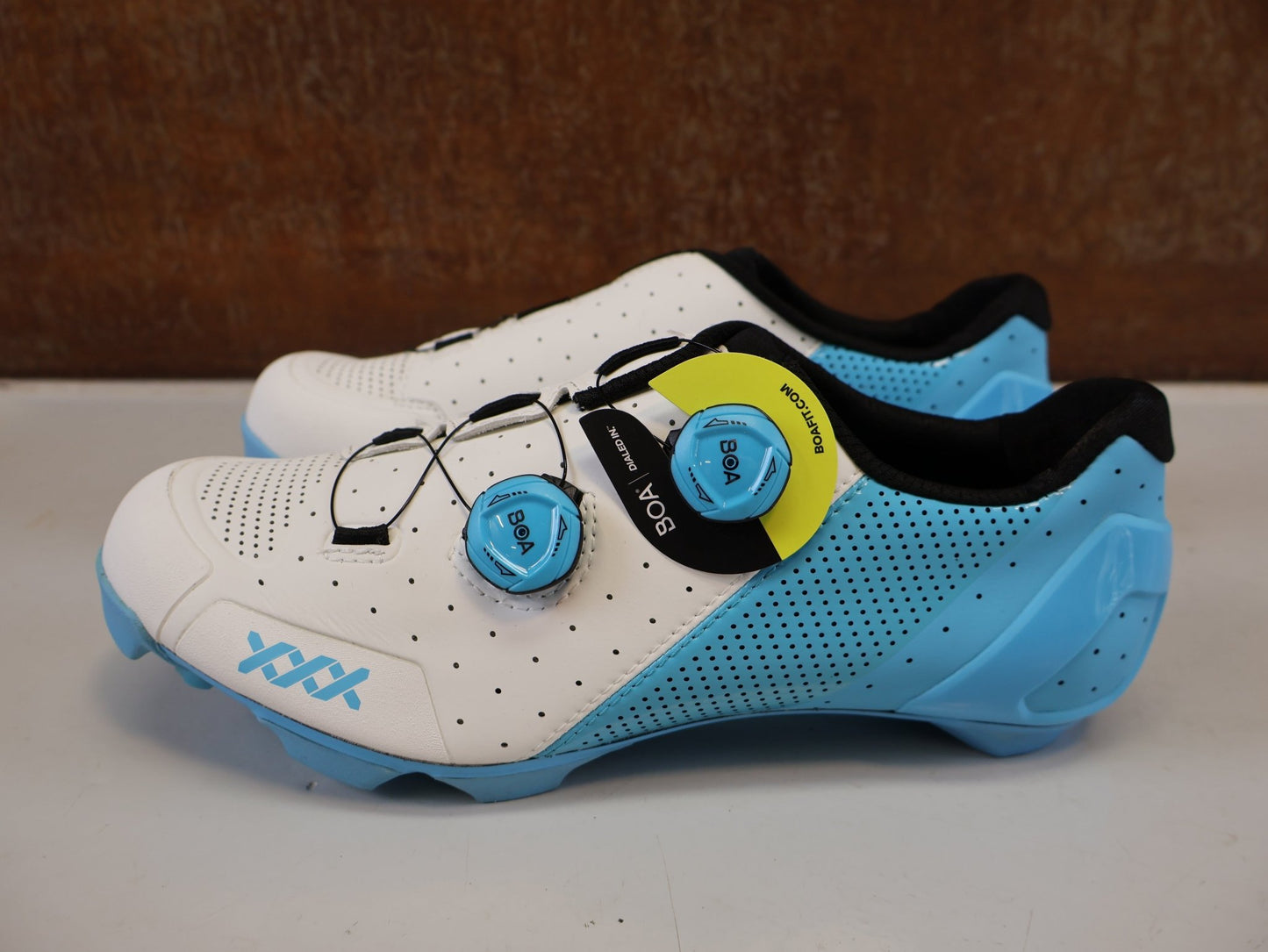 MTB-Herrenschuhe von Bontrager, BONTRAGER XXX MOUNTAINBIKE SCHUH WHITE AZURE GR 42 vor USEDBIKES-OB.DE Hintergrund