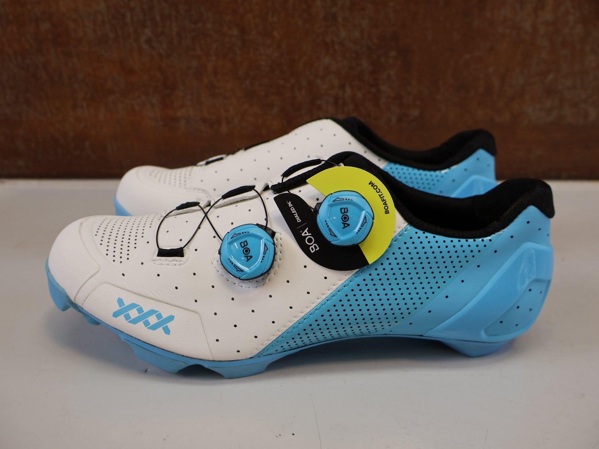 MTB-Herrenschuhe von Bontrager, BONTRAGER XXX MOUNTAINBIKE SCHUH WHITE AZURE GR 42 vor USEDBIKES-OB.DE Hintergrund