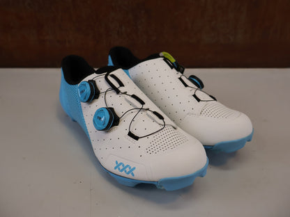 MTB-Herrenschuhe von Bontrager, BONTRAGER XXX MOUNTAINBIKE SCHUH WHITE AZURE GR 42 vor USEDBIKES-OB.DE Hintergrund