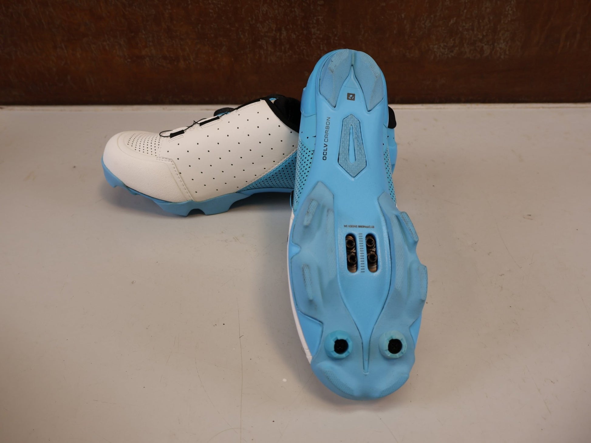 MTB-Herrenschuhe von Bontrager, BONTRAGER XXX MOUNTAINBIKE SCHUH WHITE AZURE GR 42 vor USEDBIKES-OB.DE Hintergrund