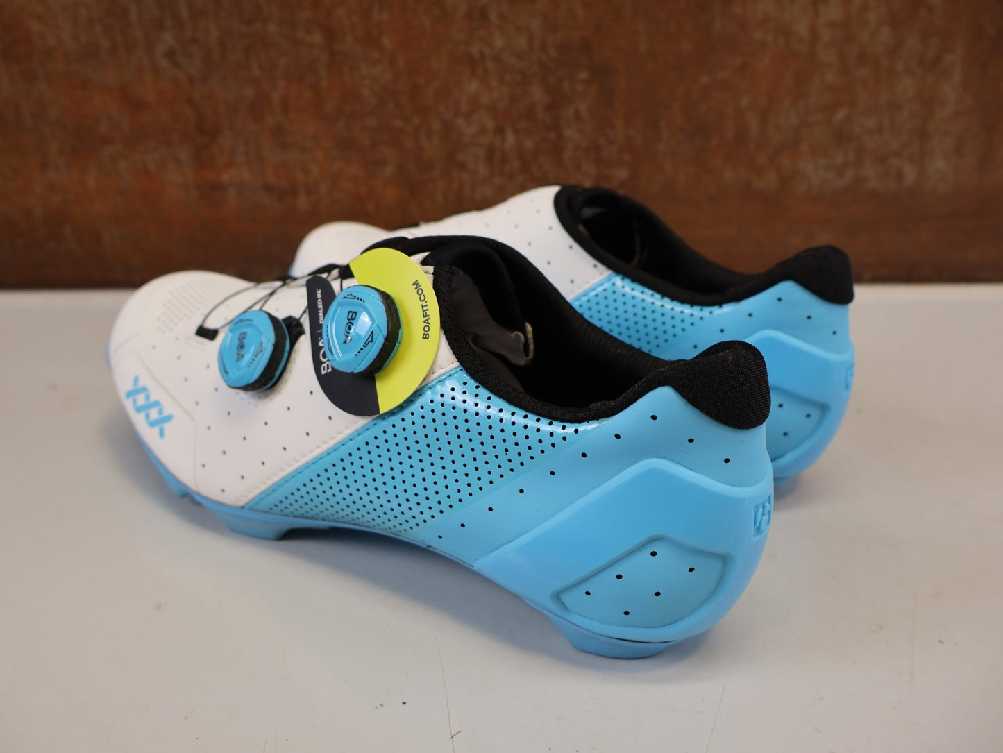 MTB-Herrenschuhe von Bontrager, BONTRAGER XXX MOUNTAINBIKE SCHUH WHITE AZURE GR 42 vor USEDBIKES-OB.DE Hintergrund