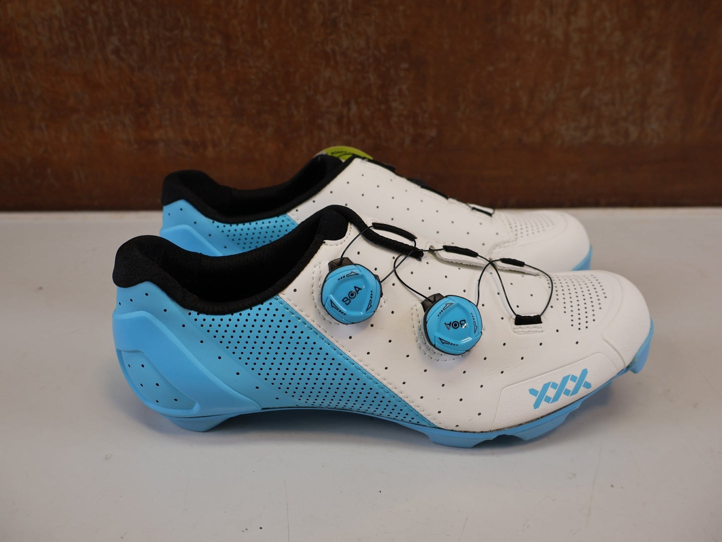 MTB-Herrenschuhe von Bontrager, BONTRAGER XXX MOUNTAINBIKE SCHUH WHITE AZURE GR 42 vor USEDBIKES-OB.DE Hintergrund